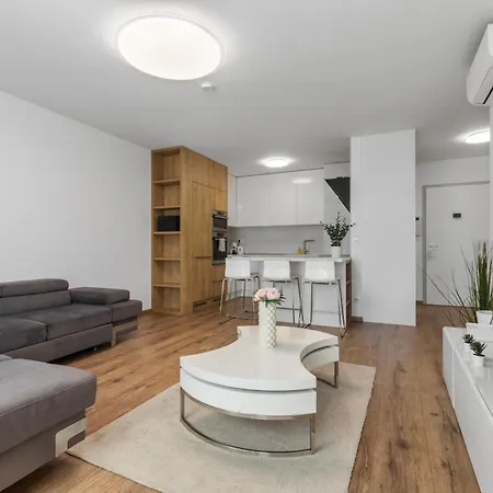 Lam White - Free Parking - Ac Bratislava