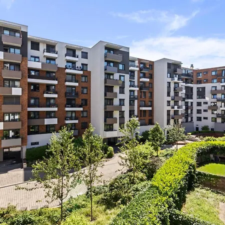 Lam White - Free Parking - Ac