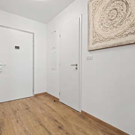 Lam White - Free Parking - Ac