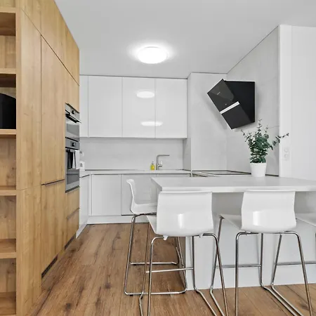 Lam White - Free Parking - Ac